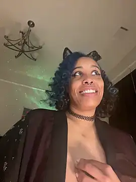 loveluna8 online show from October 14, 2025, 9:43 am