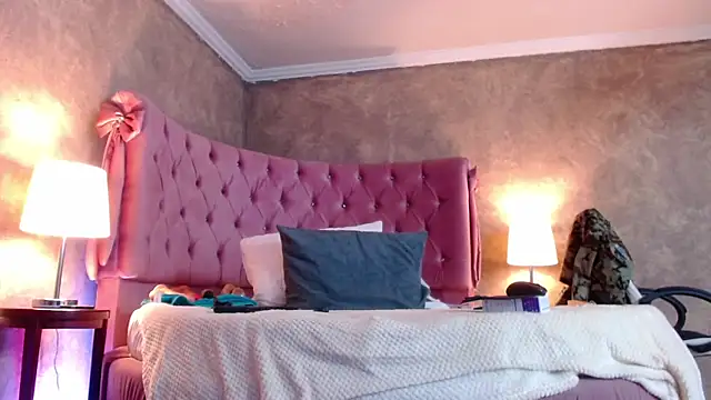 GabyPetit online show from February 3, 2025, 8:03 pm