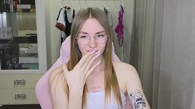 littlevildevil online show from January 28, 2025, 2:21 pm