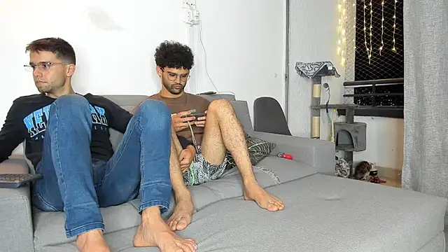 crisandrews online show from November 25, 2025, 2:33 am