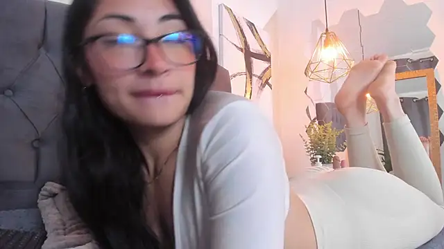 aprildreams19 online show from March 6, 2025, 12:52 pm