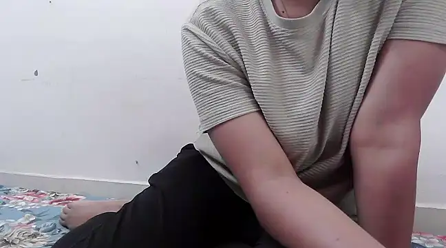 ANANYA-TIWARI online show from February 5, 2025, 6:56 am