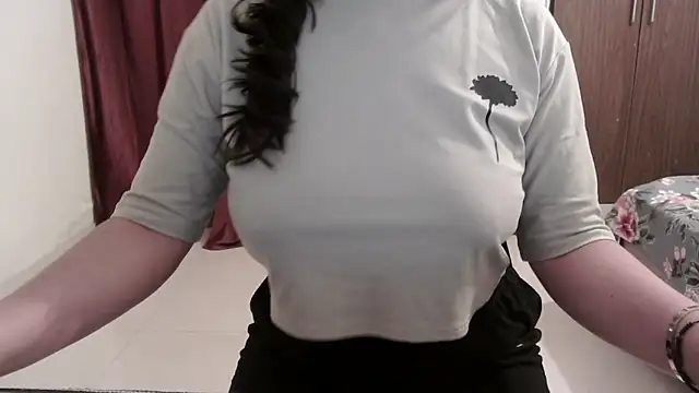 ANANYA-TIWARI online show from September 30, 2025, 5:18 pm