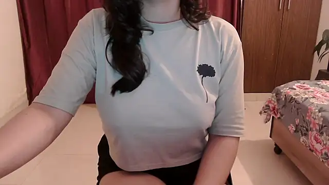 ANANYA-TIWARI online show from October 1, 2025, 5:24 am