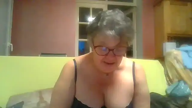 Snapshot of Vandeae44 chatting on April 29, 2026, 7:20 pm Vandeae44 online show from April 29, 2026, 7:20 pm