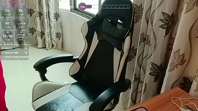 luoxuwen online show from February 14, 2025, 5:51 am