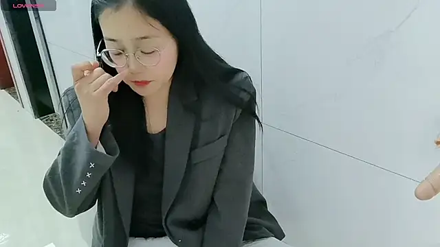 luoxuwen online show from March 6, 2025, 7:14 am