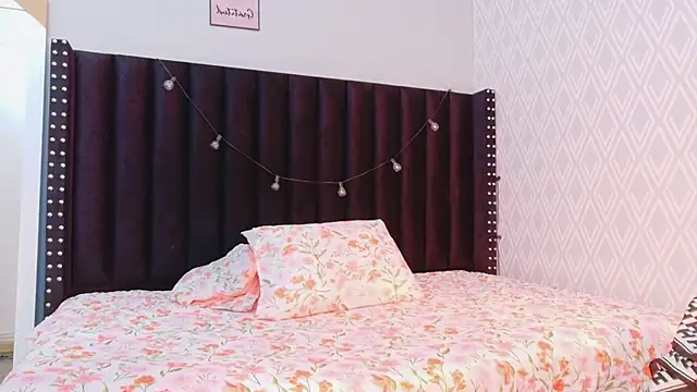 Snapshot of littleebonymommy chatting on September 10, 2025, 8:09 pm littleebonymommy online show from September 10, 2025, 8:09 pm