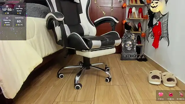 SophieBaker   online show from October 13, 2025, 12:32 am