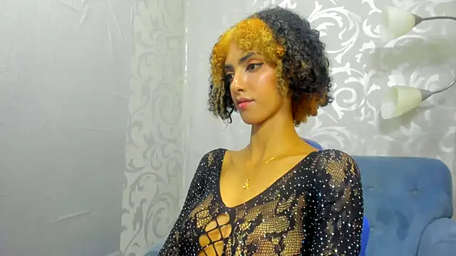 Snapshot of Queen_Cuarxxo chatting on December 6, 2024, 2:24 am Queen Cuarxxo online show from December 6, 2024, 2:24 am