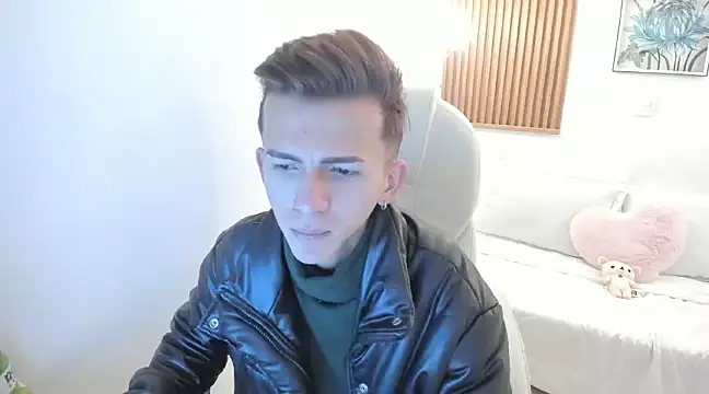 smallgiant27 online show from January 4, 2025, 6:09 am