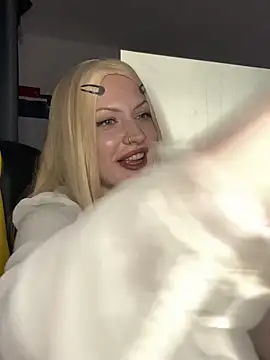 LolaBrattySweetie online show from October 9, 2025, 9:13 pm