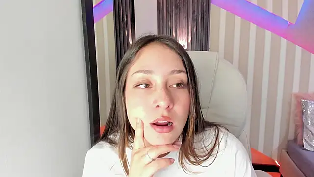 emily layton online show from September 10, 2025, 2:06 pm