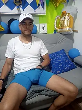 latinmartin73 online show from October 1, 2025, 2:39 am