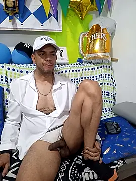 latinmartin73 online show from October 5, 2025, 2:37 pm