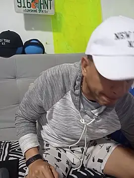 latinmartin73 online show from October 19, 2025, 4:46 am