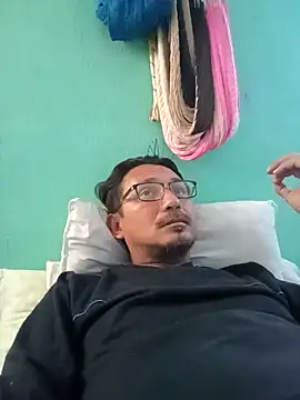 Andresguz35 online show from February 2, 2026, 5:33 pm