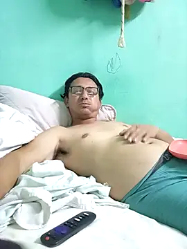 Andresguz35 online show from February 13, 2026, 3:24 am