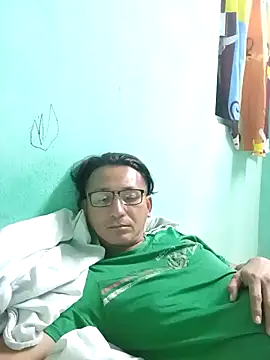 Snapshot of Andresguz35 chatting on March 16, 2026, 6:39 am Andresguz35 online show from March 16, 2026, 6:39 am