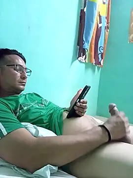 Snapshot of Andresguz35 chatting on March 17, 2026, 4:06 am Andresguz35 online show from March 17, 2026, 4:06 am