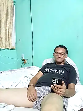 Snapshot of Andresguz35 chatting on March 21, 2026, 3:33 am Andresguz35 online show from March 21, 2026, 3:33 am