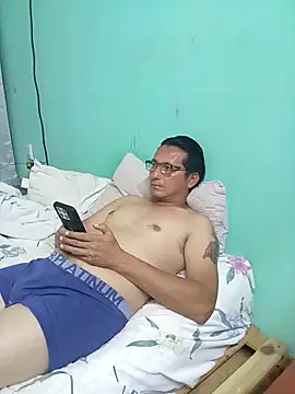 Snapshot of Andresguz35 chatting on May 1, 2026, 3:44 am Andresguz35 online show from May 1, 2026, 3:44 am