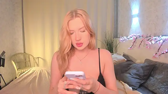 Emma  Leee online show from April 9, 2026, 1:05 am