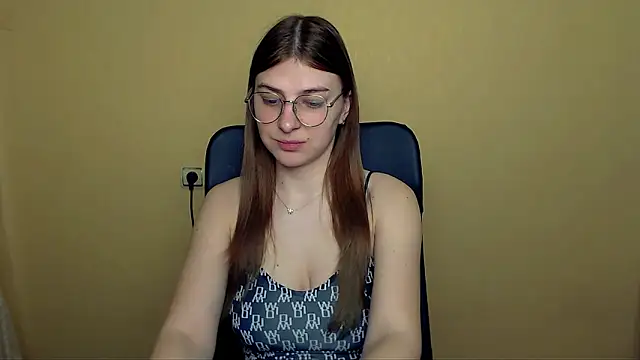 Luna Lush  online show from April 8, 2026, 8:14 am