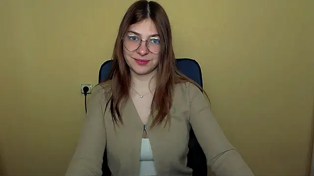 Luna Lush  online show from May 5, 2026, 9:50 am
