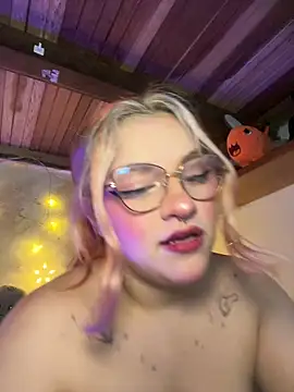 SophiaWeestt99 online show from February 6, 2026, 4:28 am