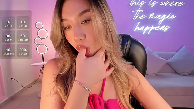 RebeccaHudson online show from October 28, 2025, 7:05 pm