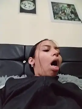 emma ambar online show from November 21, 2025, 7:34 pm