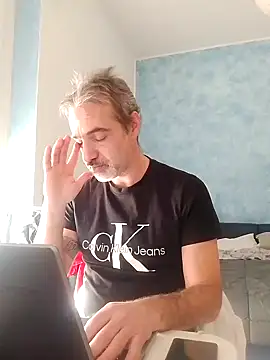 Snapshot of Marcolino183 chatting on January 15, 2025, 11:10 am Marcolino183 online show from January 15, 2025, 11:10 am