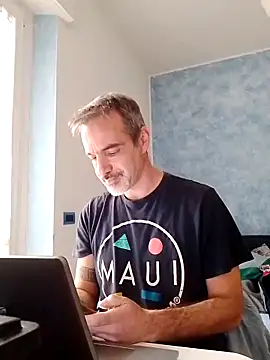 Snapshot of Marcolino183 chatting on March 10, 2025, 9:43 am Marcolino183 online show from March 10, 2025, 9:43 am