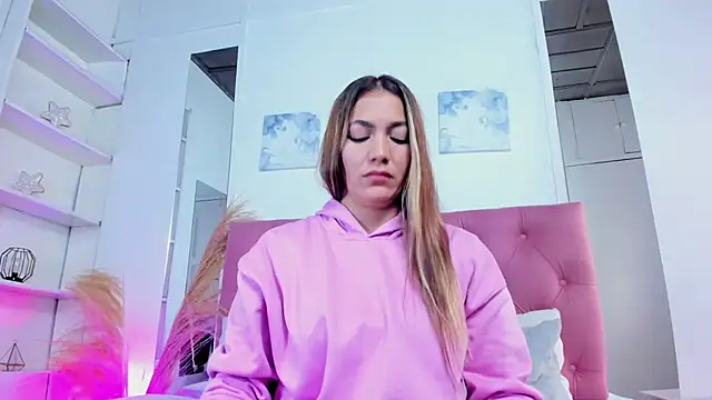 Mia Malkovaa  online show from February 18, 2025, 1:55 pm