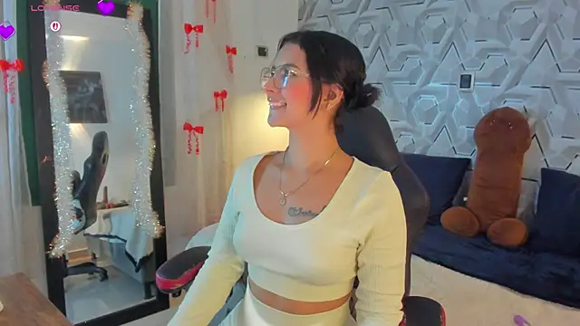 Snapshot of Sophiee_Hill chatting on April 22, 2026, 7:11 am Sophiee Hill online show from April 22, 2026, 7:11 am