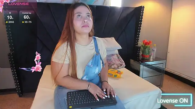 MAHIASMITH13 online show from October 20, 2025, 1:11 pm