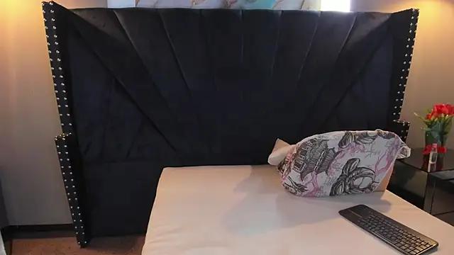 MAHIASMITH13 online show from November 27, 2025, 1:24 pm