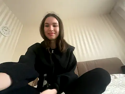 Snapshot of Roxie_Mils chatting on November 18, 2025, 9:47 am Roxie Mils online show from November 18, 2025, 9:47 am