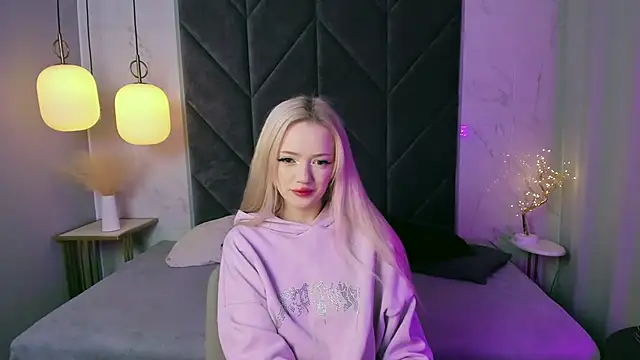 EmilyAir online show from September 28, 2025, 3:39 pm