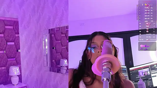 LunaAridi online show from December 17, 2025, 1:39 pm