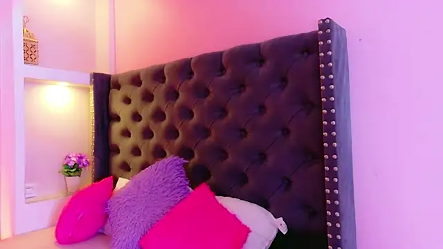 CamiEstrada online show from February 4, 2026, 10:15 pm