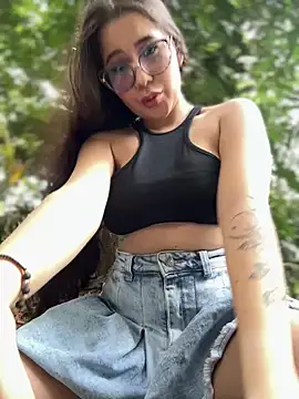 LylaLee111 online show from February 12, 2025, 5:26 pm