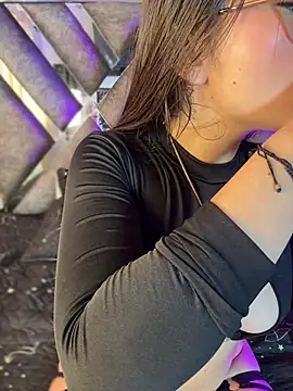 LylaLee111 online show from March 3, 2025, 12:48 pm