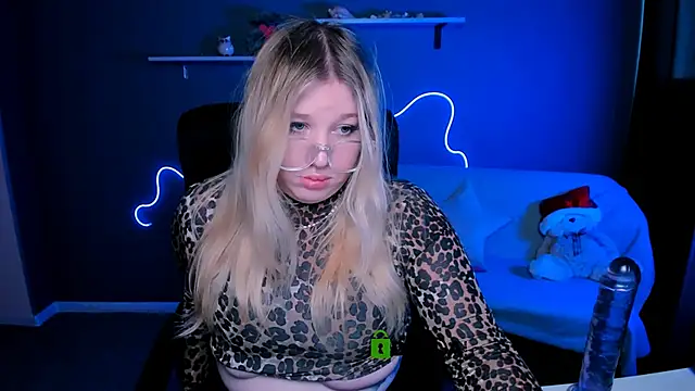 juli kisss online show from March 4, 2025, 12:44 pm