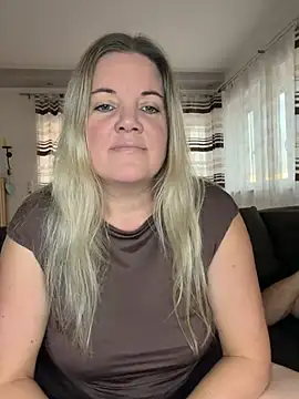 Snapshot of w12er chatting on July 19, 2026, 6:11 pm w12er online show from July 19, 2026, 6:11 pm