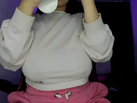 silviamilk online show from November 25, 2025, 4:01 am