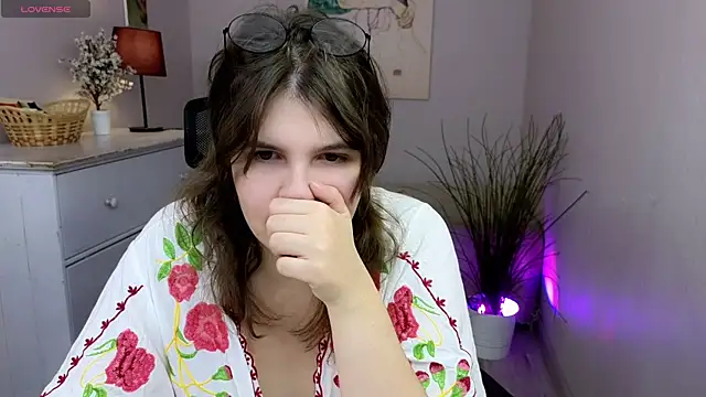 Snapshot of Ruyjin_Choi chatting on November 18, 2025, 10:52 am Ruyjin Choi online show from November 18, 2025, 10:52 am