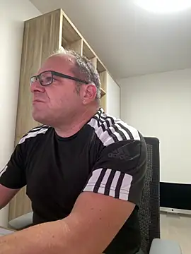 coupleLatinaLovers online show from October 8, 2025, 4:32 am