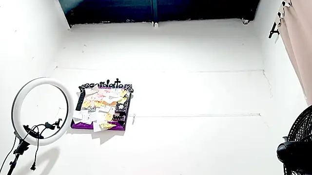 PetiteIvoryQueen19 online show from September 13, 2025, 11:32 am